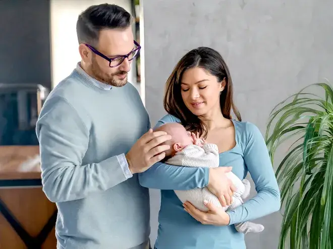 rodzic prawidłowo noszący niemowlę