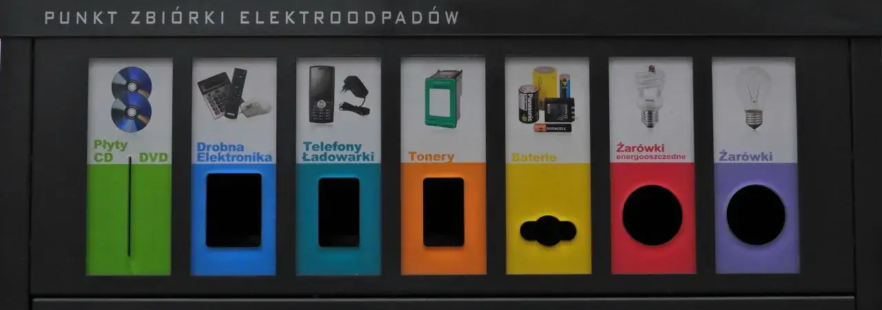 Pamiętaj, gdzie wyrzucać baterie i żar&oacute;wki! Punkt zbi&oacute;rki elektroodpad&oacute;w przyjmuje płyty CD/DVD, drobną elektronikę, telefony, ładowarki, tonery, baterie i żar&oacute;wki.