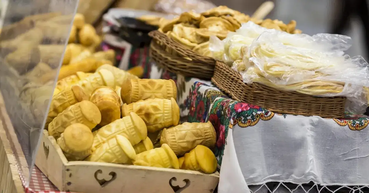 Zdjęcie Kiedy oscypki z owczego mleka są dostępne? Sezon i miejsca zakupu