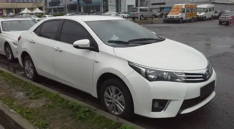 Zdjęcie Jaki olej do silnika Toyota Corolla 1.6 benzyna? Sprawdź najlepsze opcje