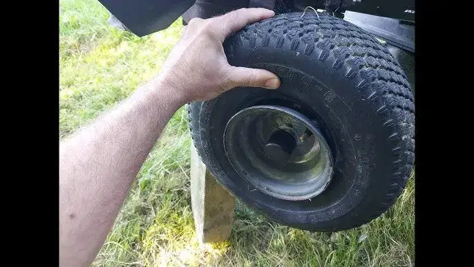 Zdjęcie Jakie ciśnienie w kołach traktorka kosiarki MTD, aby uniknąć uszkodzeń?