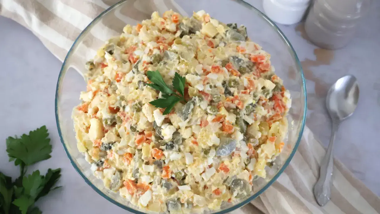 Zdjęcie Czy sałatka jarzynowa jest tucząca? Sprawdź kalorie i składniki