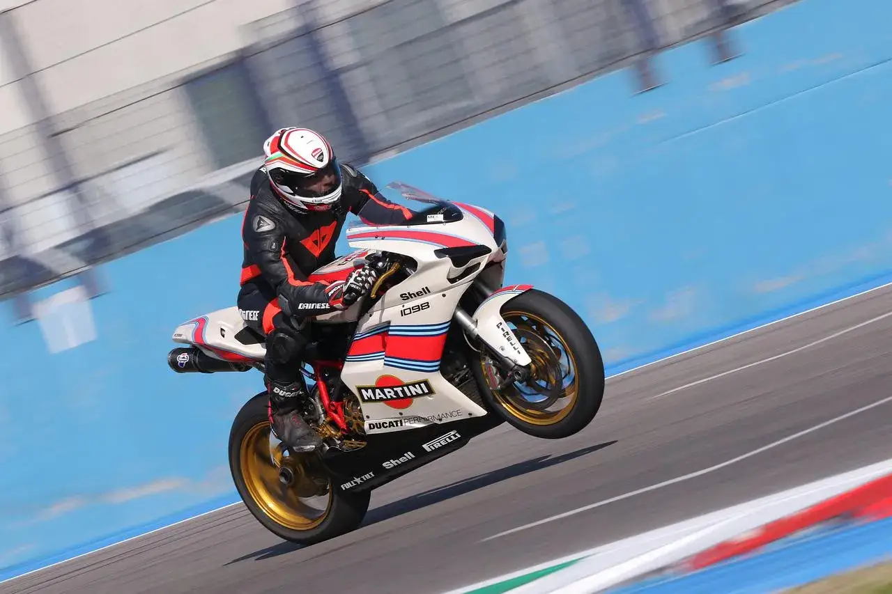 Zdjęcie Jakie spodnie motocyklowe na lato zapewnią komfort i ochronę?