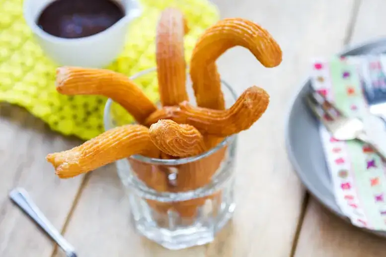Zdjęcie Churros co to jest: Poznaj smakowity hiszpański przysmak i jego historię