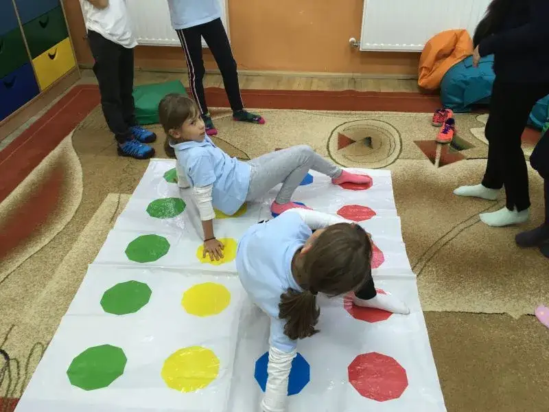 Zdjęcie Zabawy integracyjne dla dzieci klas 1-3, które zburzą nudę w grupie