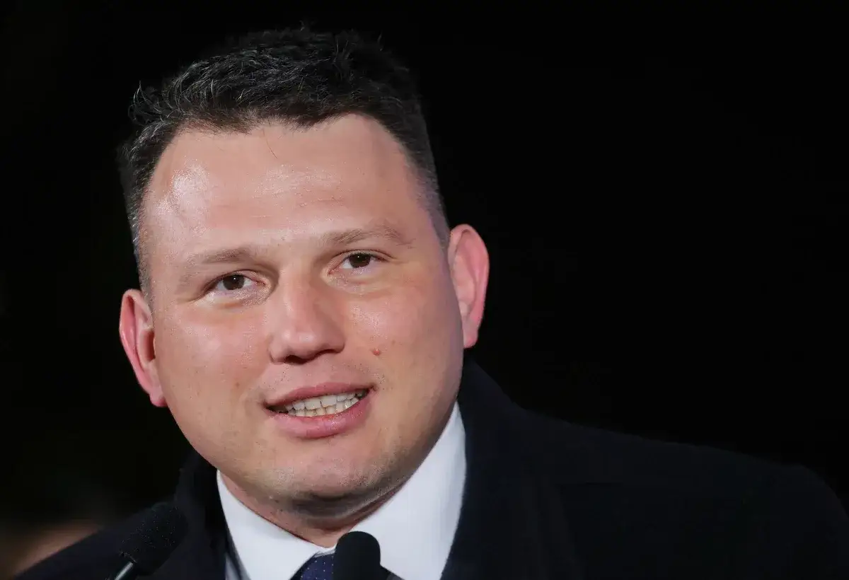 Zdjęcie Czy Mentzen jest prawnikiem? Poznaj jego kwalifikacje i usługi