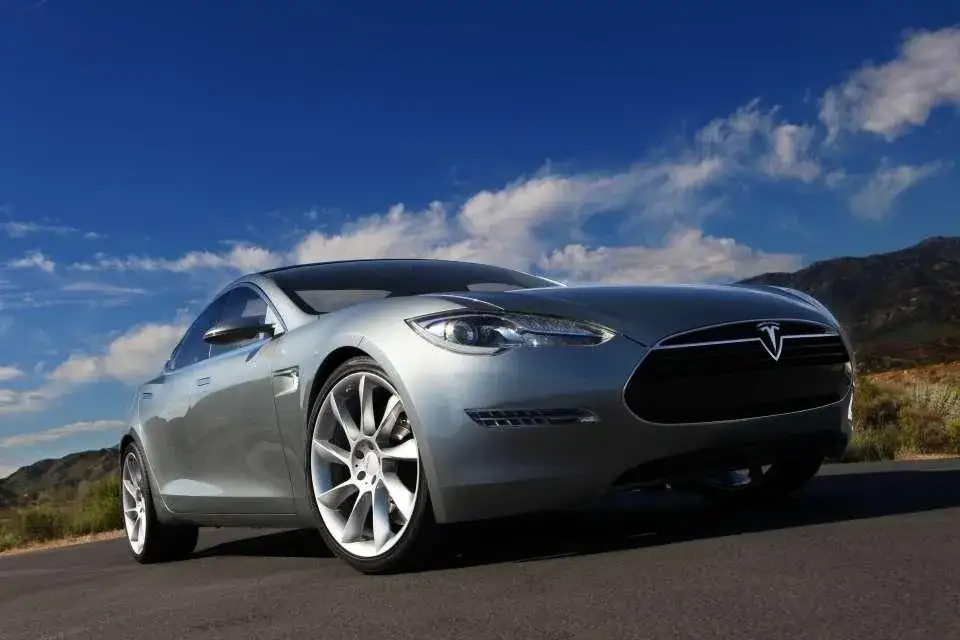 Zdjęcie Czy Tesla jest tylko elektryczna, czy oferuje więcej niż auta?