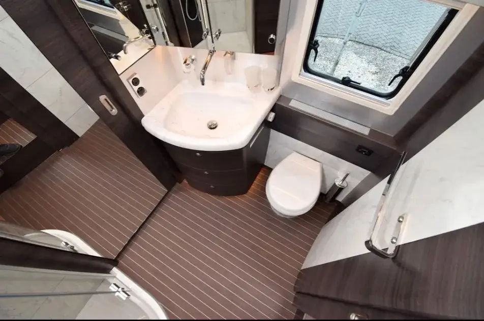 Zdjęcie Czym wyłożyć ściany łazienki w kamperze, aby uniknąć problemów z wilgocią?