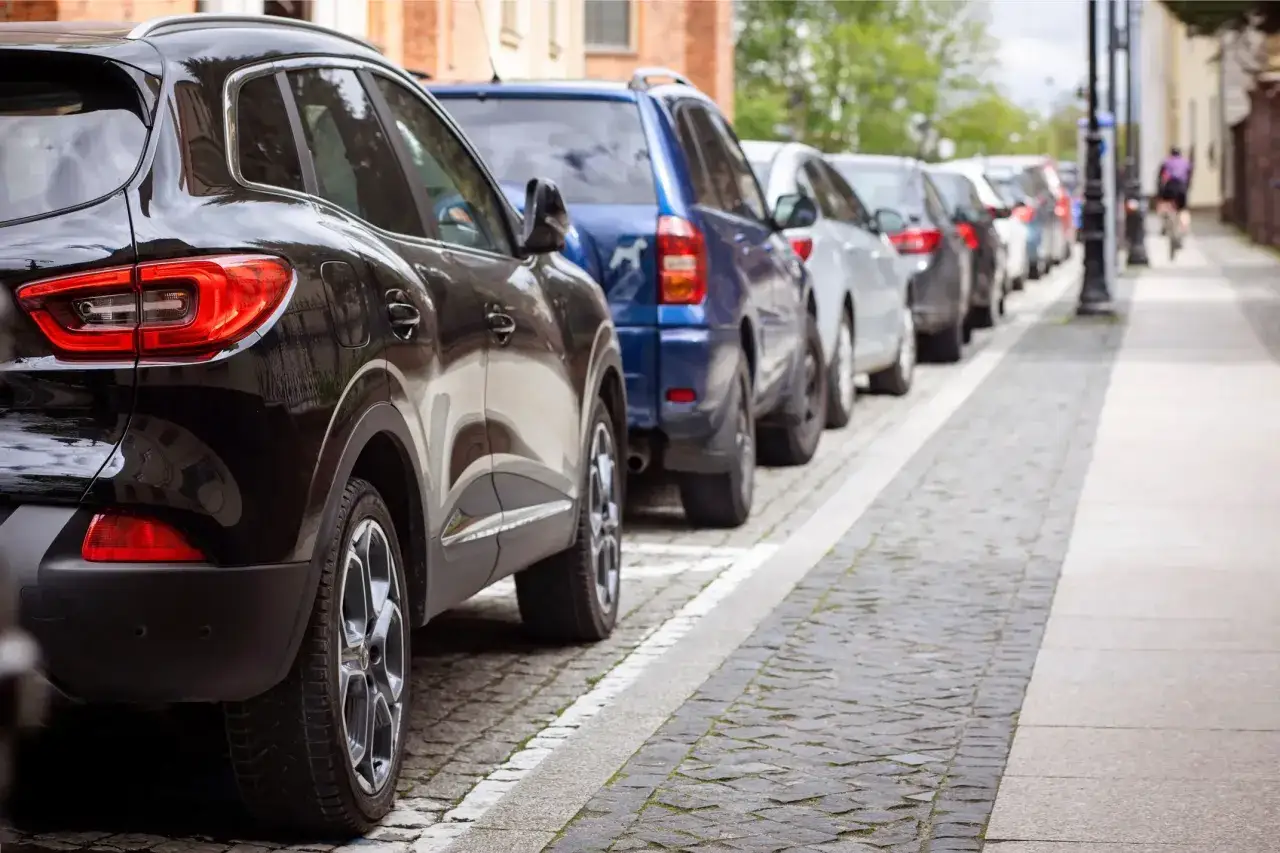 Zdjęcie Ile miejsca trzeba zostawić parkując na chodniku, aby uniknąć mandatu?