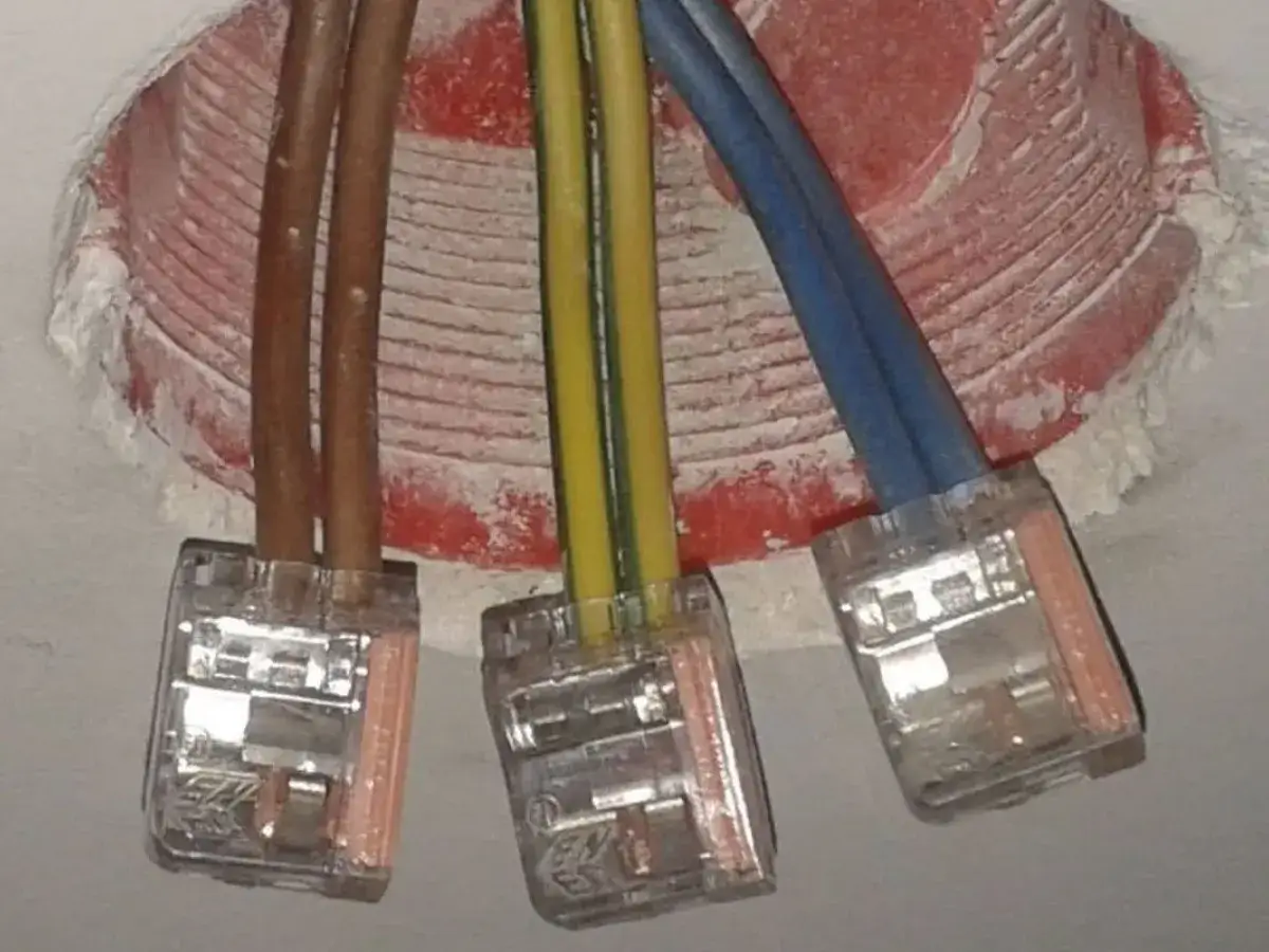 Zdjęcie Brązowy kabel plus czy minus? Kluczowe informacje o instalacjach elektrycznych