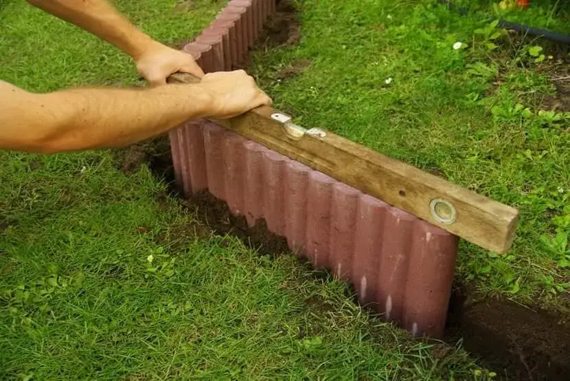 Zdjęcie Jak układać palisady ogrodowe plastikowe - proste kroki i najlepsze porady