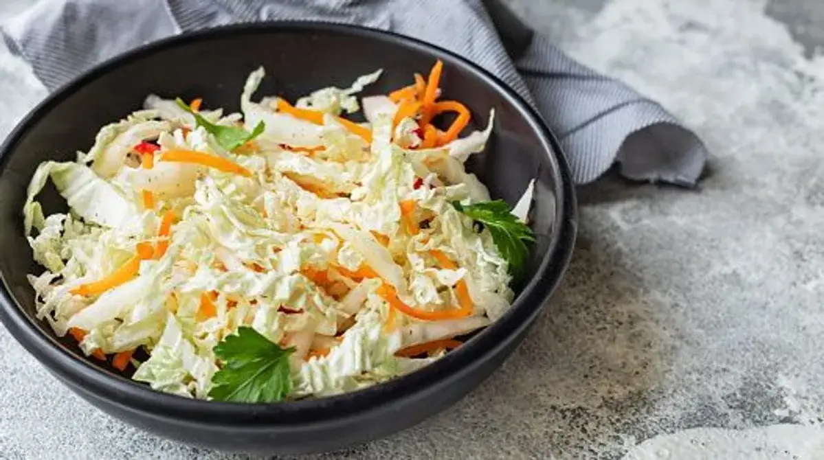 Zdjęcie Jaką sałatkę zrobić z kapusty pekińskiej, aby zaskoczyć gości?