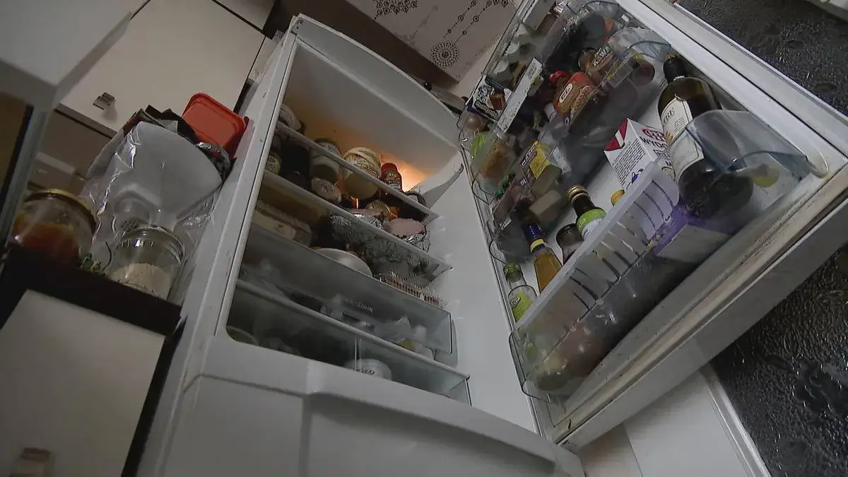 Uszkodzona lod&oacute;wka po użyciu ostrych narzędzi