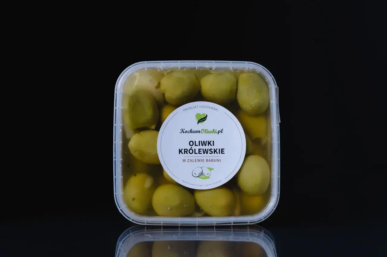 różne rodzaje oliwek w słoikach na półce sklepowej