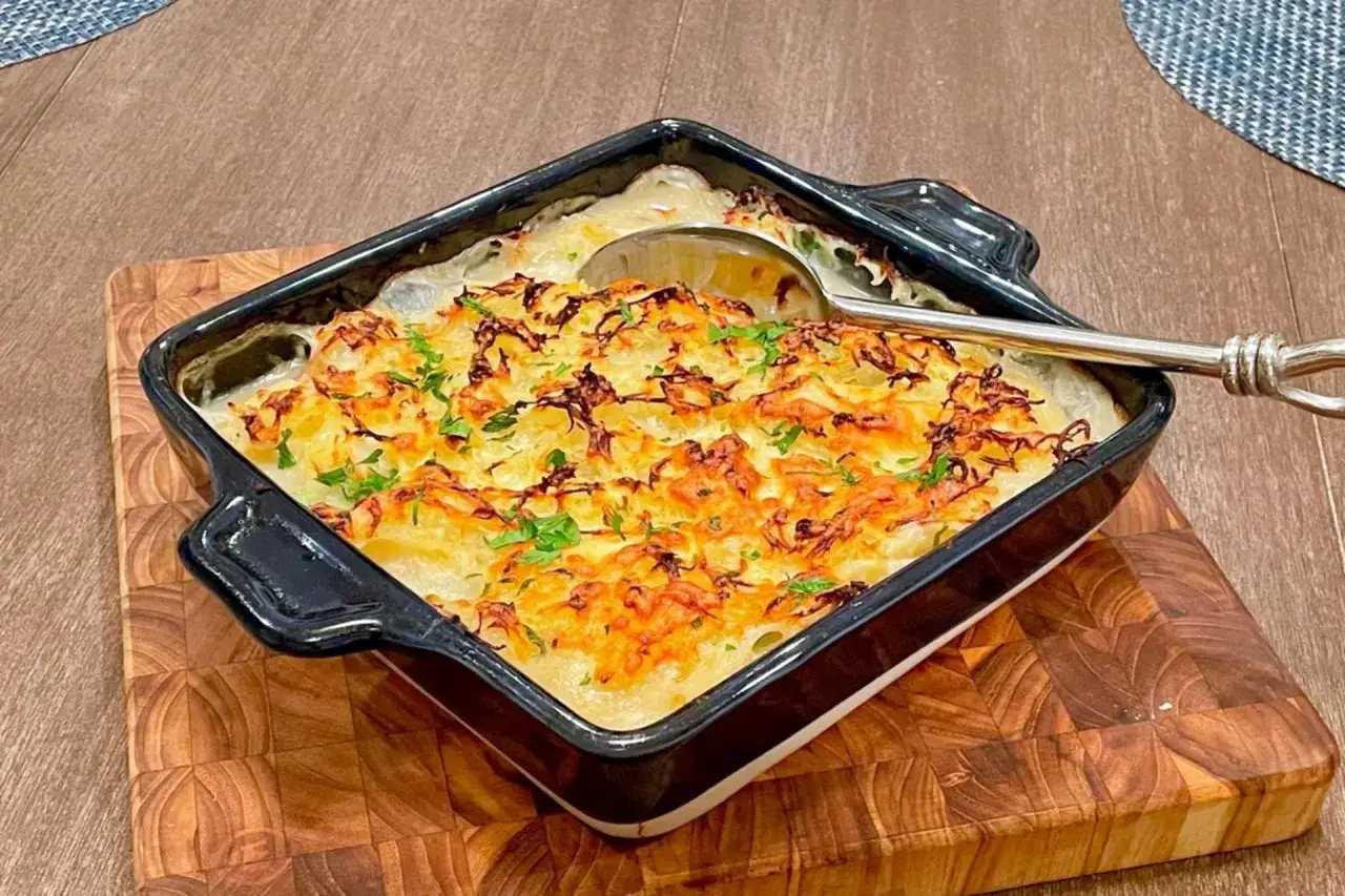 Zapiekanka ziemniaczana z serem i ziołami – idealna odpowiedź na pytanie: co w piatek na obiad zamiast ryby? Pyszna i sycąca.