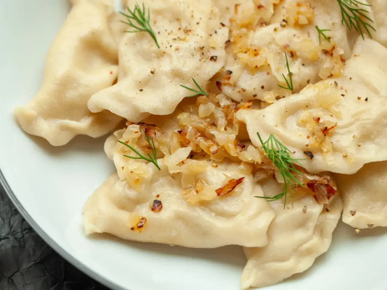 Pyszne pierogi z cebulką i koperkiem, idealne na obiad. Ten przepis na pierogi jest prosty i szybki.