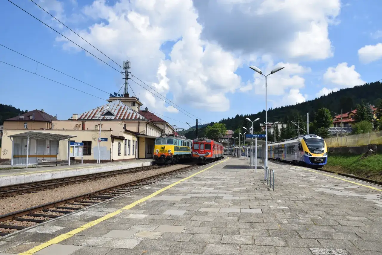 Zmodernizowany peron kolejowy w Krynicy-Zdroju