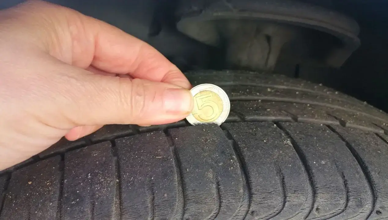 Jak zmierzyć bieżnik opony monetą 5 zł