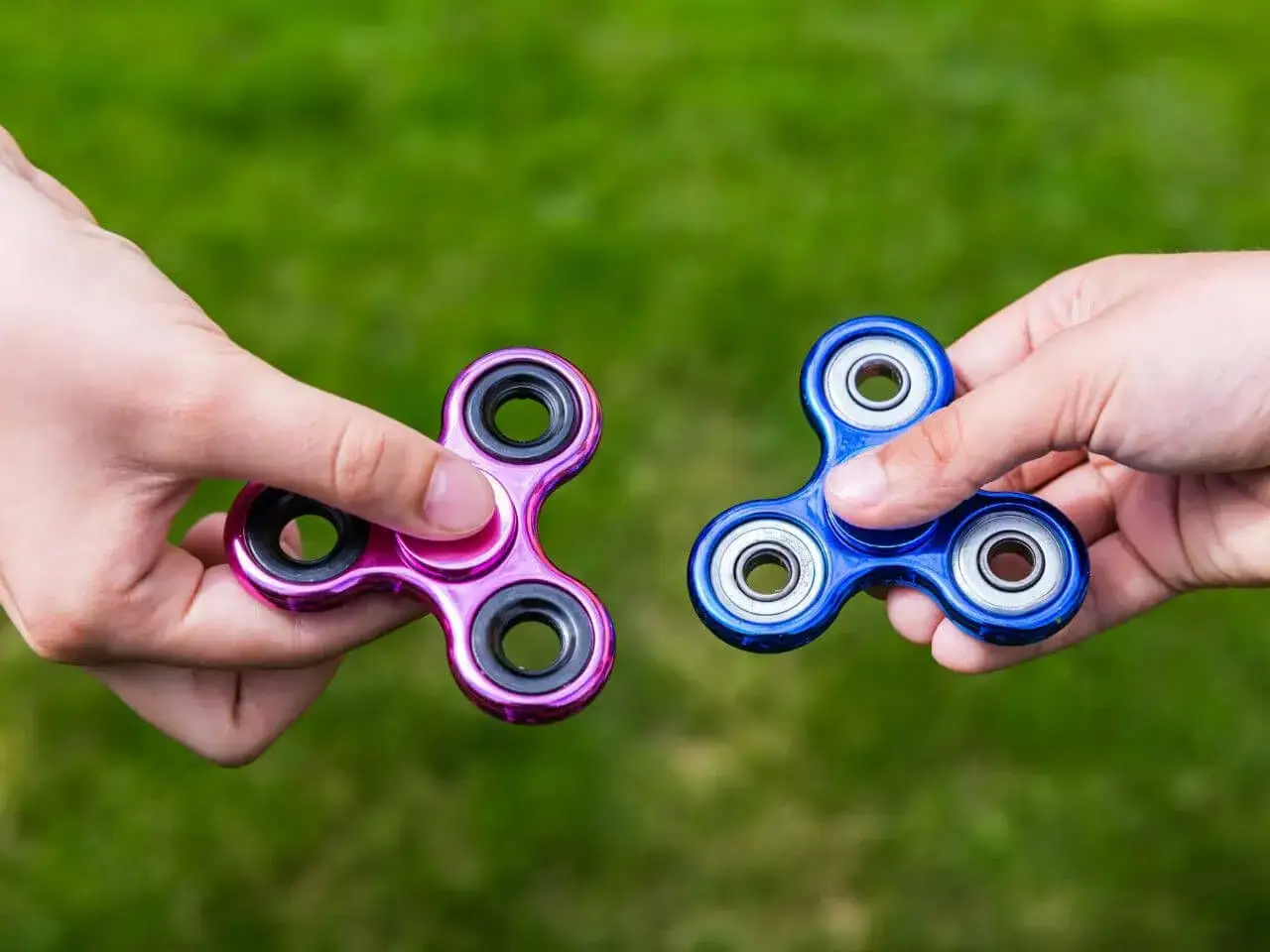 Dziecko z ADHD bawiące się zabawkami sensorycznymi