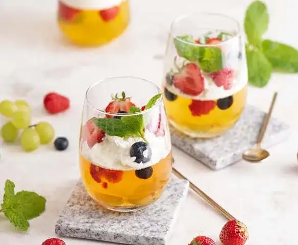 galaretka z owocami r&oacute;wnomiernie rozmieszczonymi