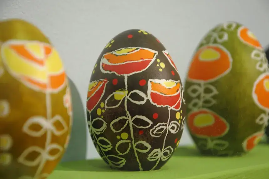 r&oacute;żne techniki zdobienia pisanek