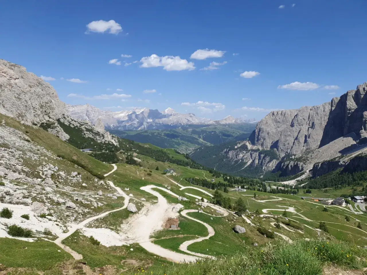 Mapa Alp z zaznaczonymi trasami motocyklowymi