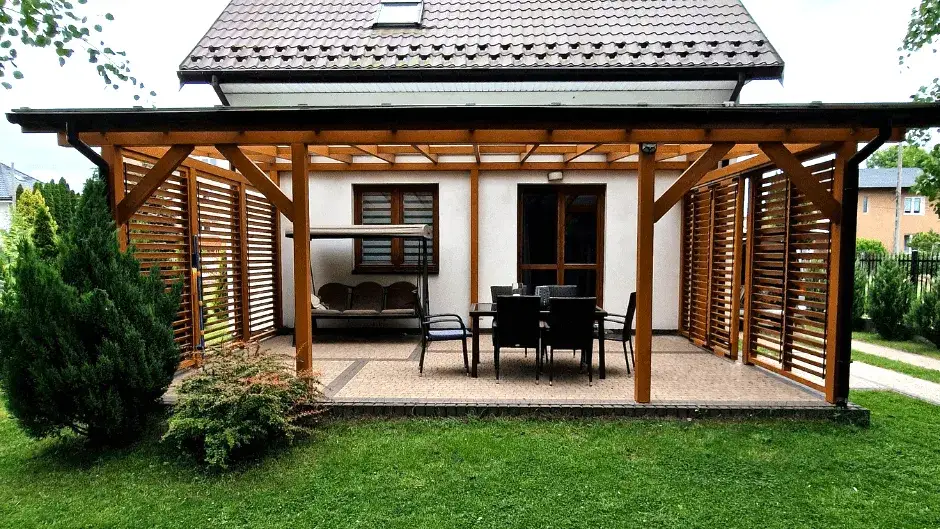 Przykłady zabudowanych taras&oacute;w a otwartych