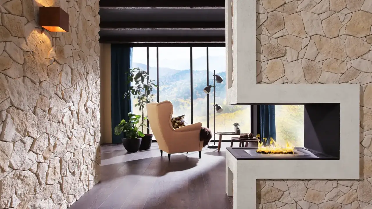 Nowoczesny kominek z kamienia, idealny pomysł jak ozdobić komin w pokoju. Ciepło ognia i widok na jesienne góry.