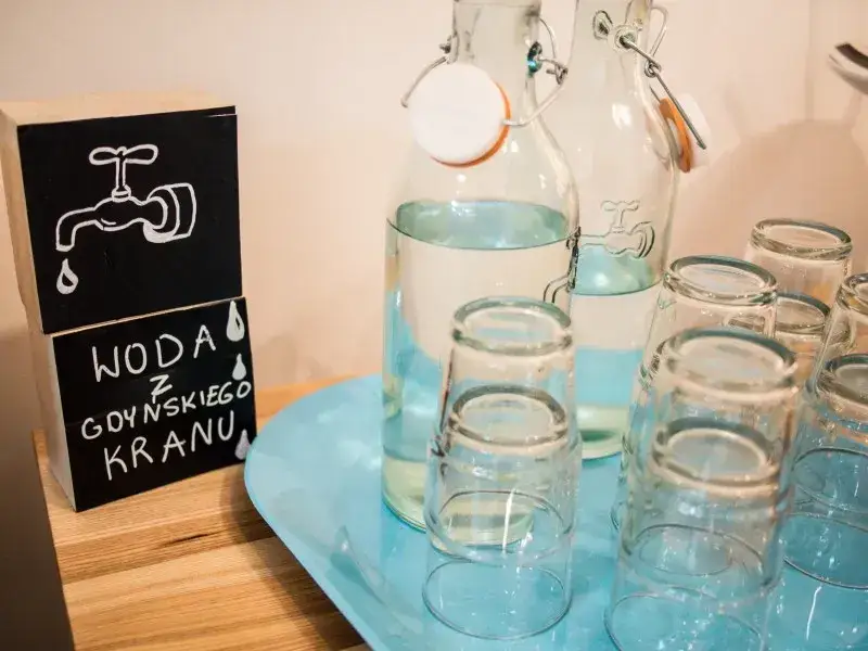 Karafka z wodą z kranu w hotelu