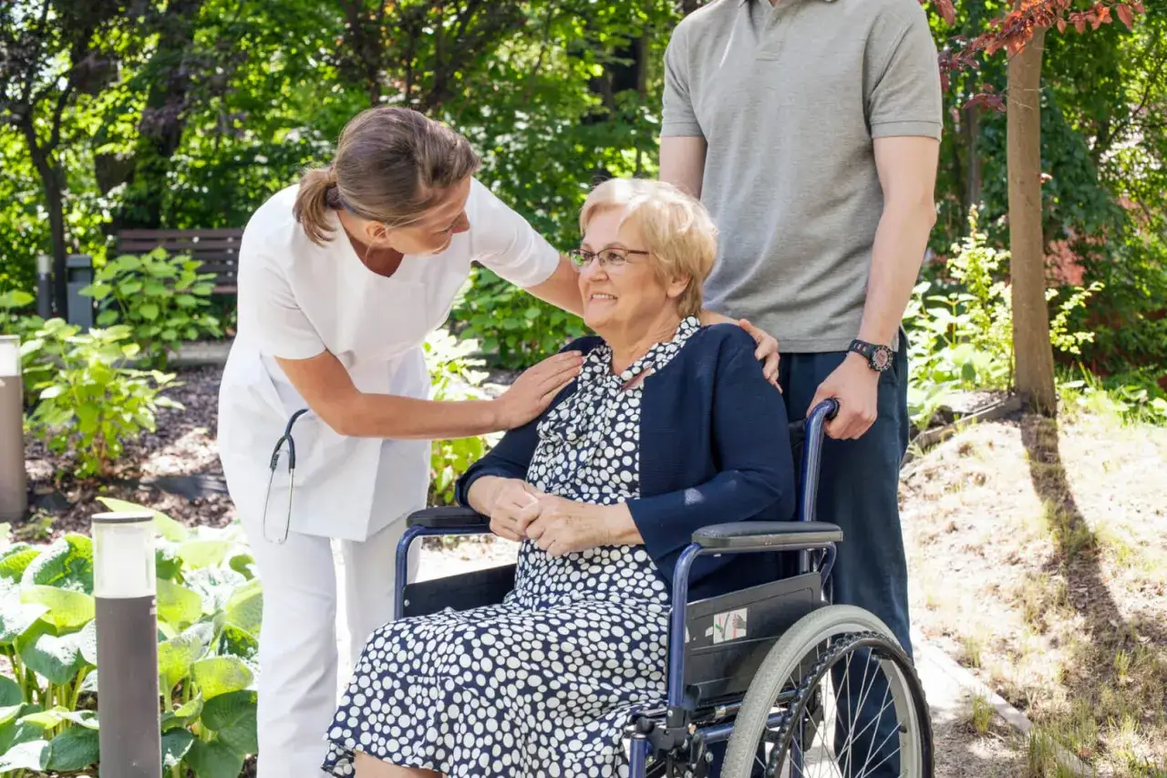 Starsza osoba potrzebująca wsparcia w domu