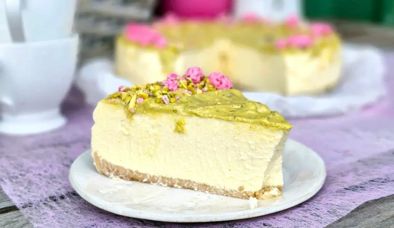 Pyszny sernik pistacjowy z różowymi dekoracjami. Idealny do pieczenia w temperaturze 160°C.