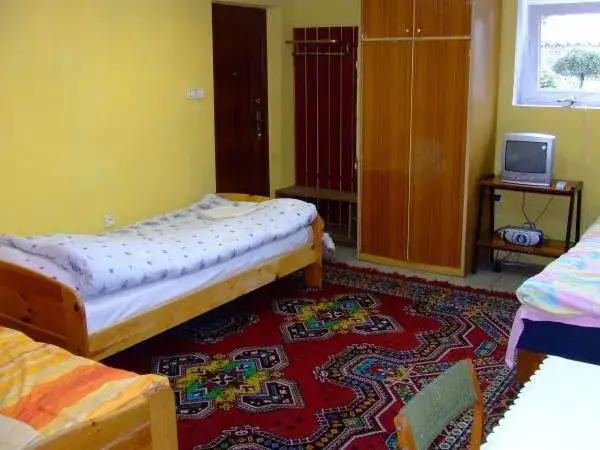 kolaż tanich noclegów w Polsce agroturystyka hostel kwatera prywatna