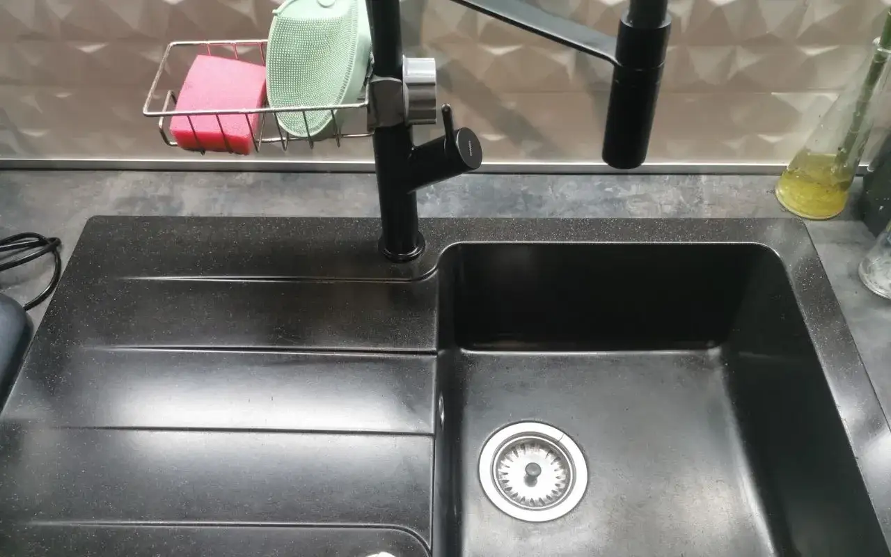 Pielęgnacja czarnego zlewu olejowanie