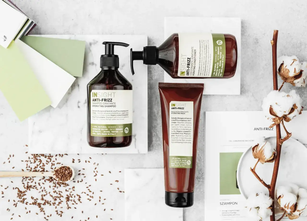 Głębokie nawilżenie włos&oacute;w kręconych z szamponem i maską Insight Anti-Frizz. Naturalne składniki dla miękkości i blasku.