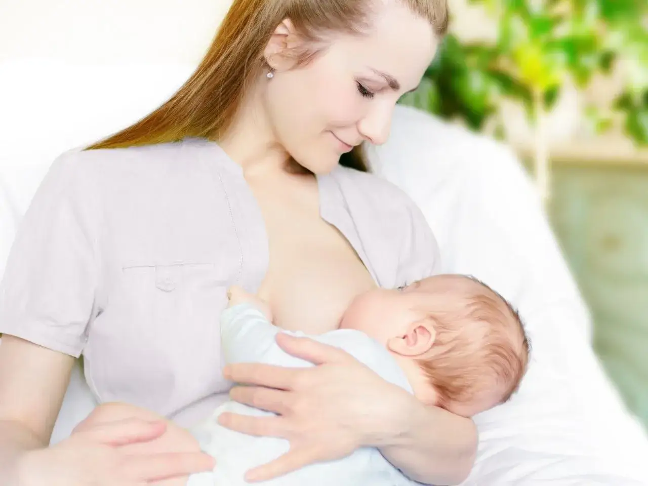 Matka karmi piersią dziecko. Warto wiedzieć, jak zatrzymać laktację, gdy nadejdzie ten moment.