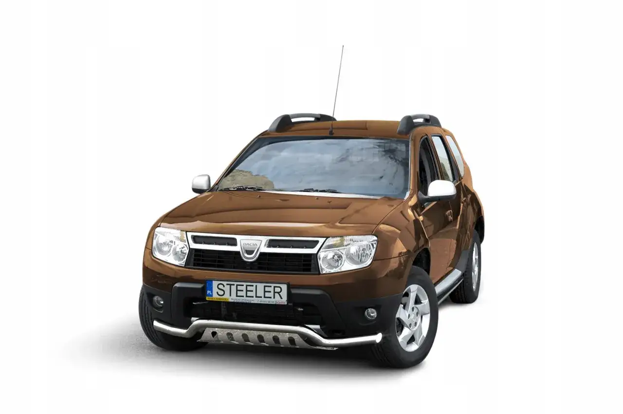 Brązowy Dacia Duster z orurowaniem przednim i relingami dachowymi, gotowy na przygodę.