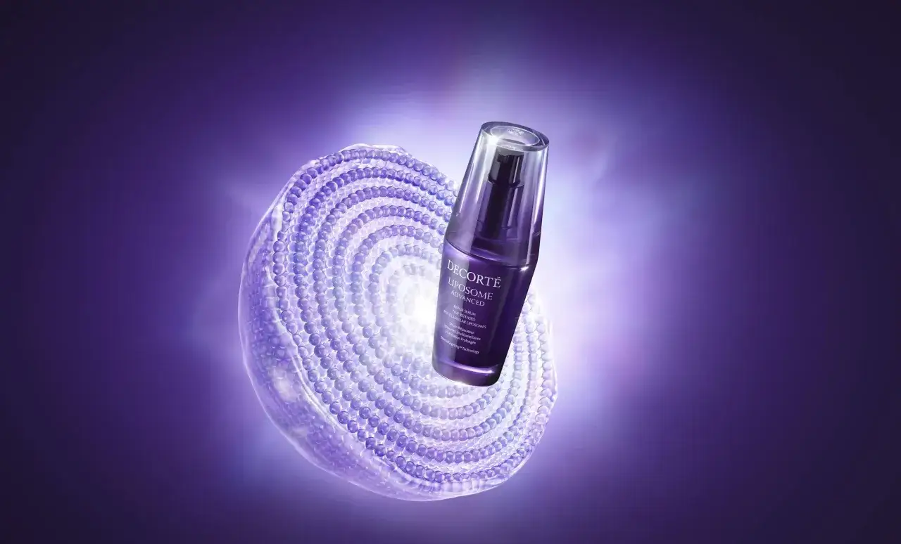 Fioletowa buteleczka serum z technologią liposom&oacute;w, kt&oacute;re co to jest? Sk&oacute;ra odzyskuje blask.