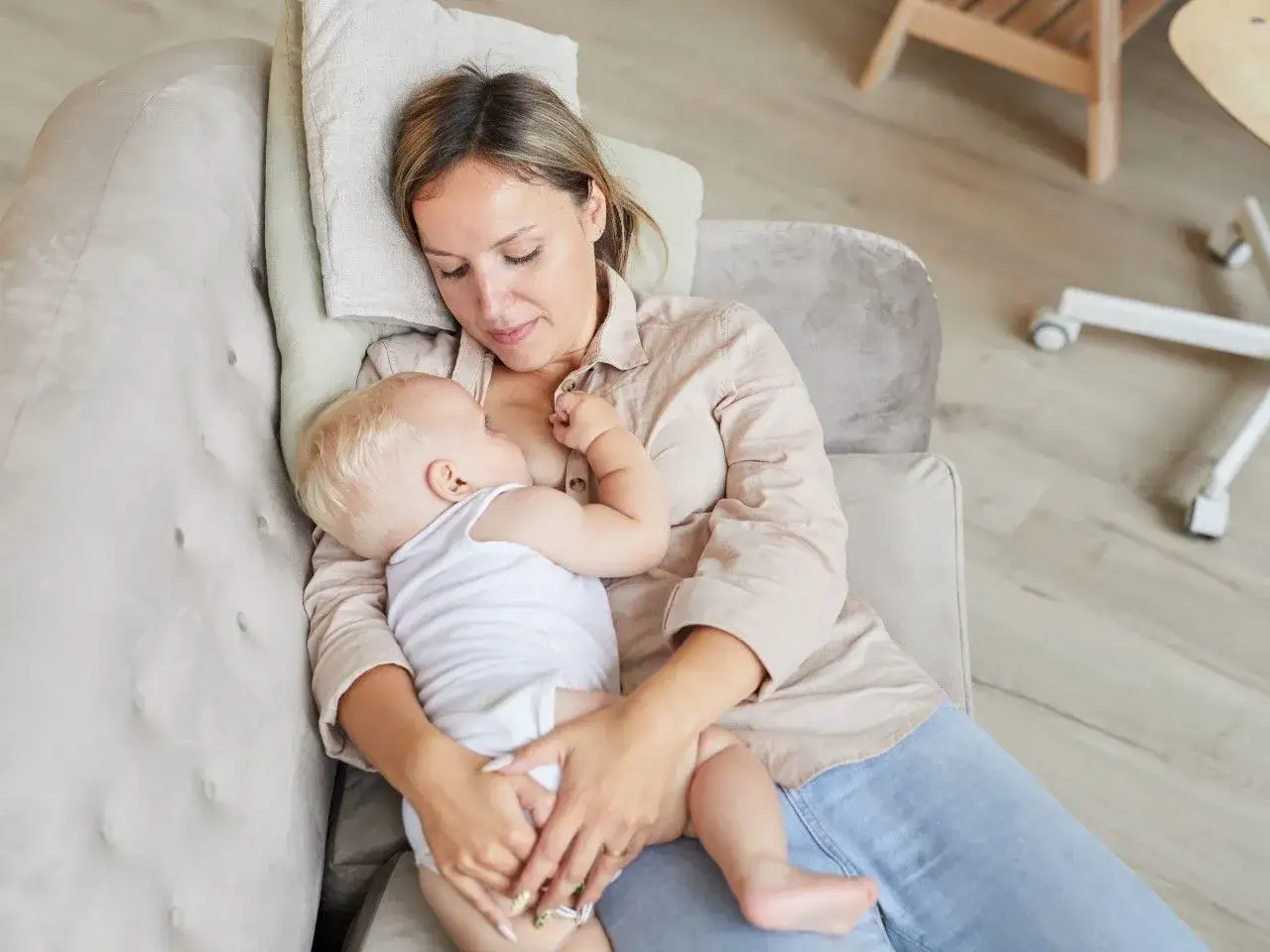 Mama karmi na leżąco, a potem przyjdzie czas na odbijanie. Spokojny moment na kanapie.