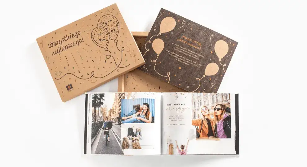 rodzice wpisują życzenia do albumu pamiątkowego dla dziecka