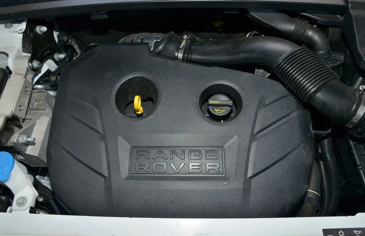 Silnik Land Rover Evoque z widocznym napisem 