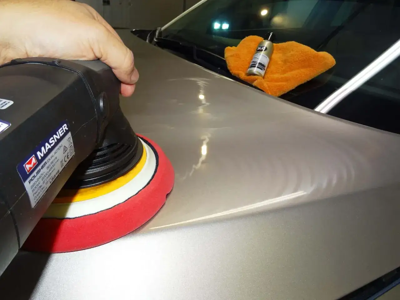 Aplikacja powłoki ceramicznej na samoch&oacute;d, nakładanie ceramiki na lakier