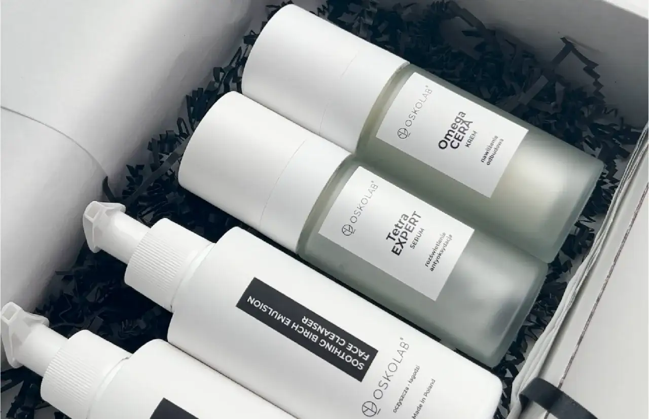 Zestaw kosmetyków Oskolab: cleanser, serum i krem. Zastanawiasz się, co najpierw serum czy krem? Zwykle serum aplikuje się przed kremem.