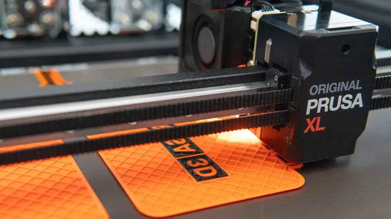 różne typy drukarek 3D obok siebie