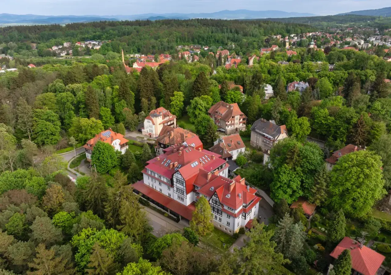 Malowniczy widok na Polanicę-Zdrój, gdzie wśród zieleni widać budynki sanatorium Medical Sensus.