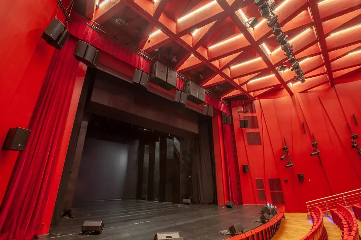 Nowa odsłona Teatru Polskiego w Szczecinie zachwyca! Kiedy otwarcie? Już wkrótce! Czerwone zasłony, nowoczesne oświetlenie i scena gotowa na nowe spektakle.