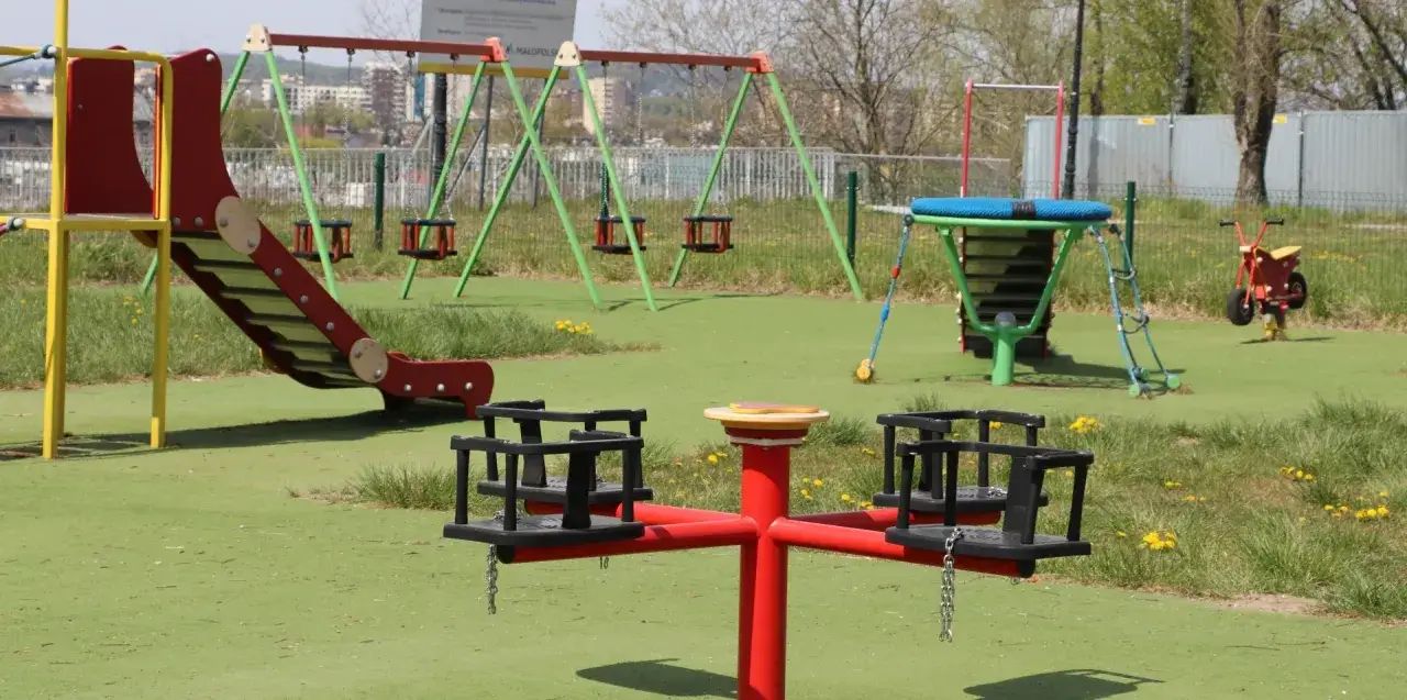 Puste place zabaw do kiedy? Zjeżdżalnia, huśtawki i karuzela czekają na dzieci.