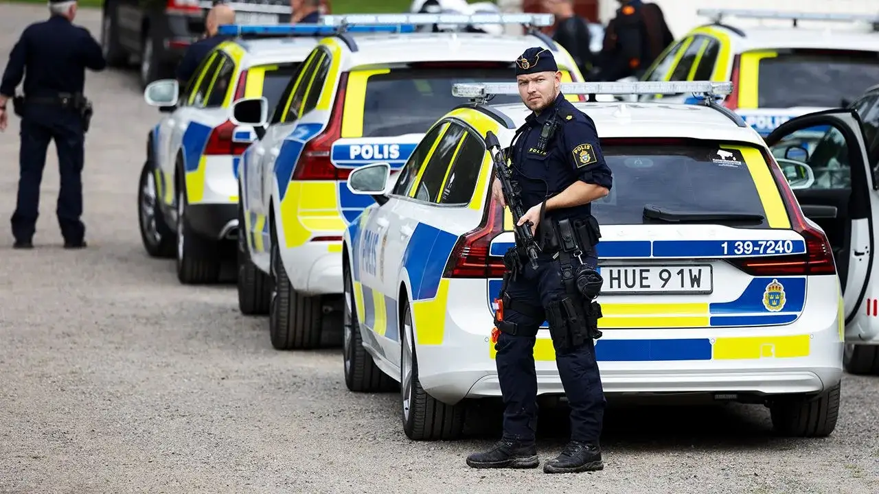 szwedzki policjant lub radiow&oacute;z w centrum Sztokholmu