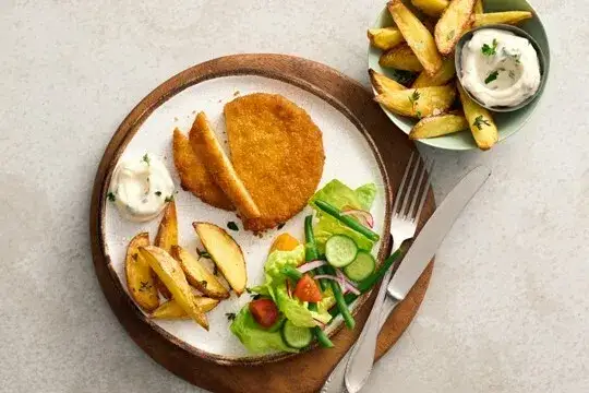 Klasyczne dania mięsne z frytkami