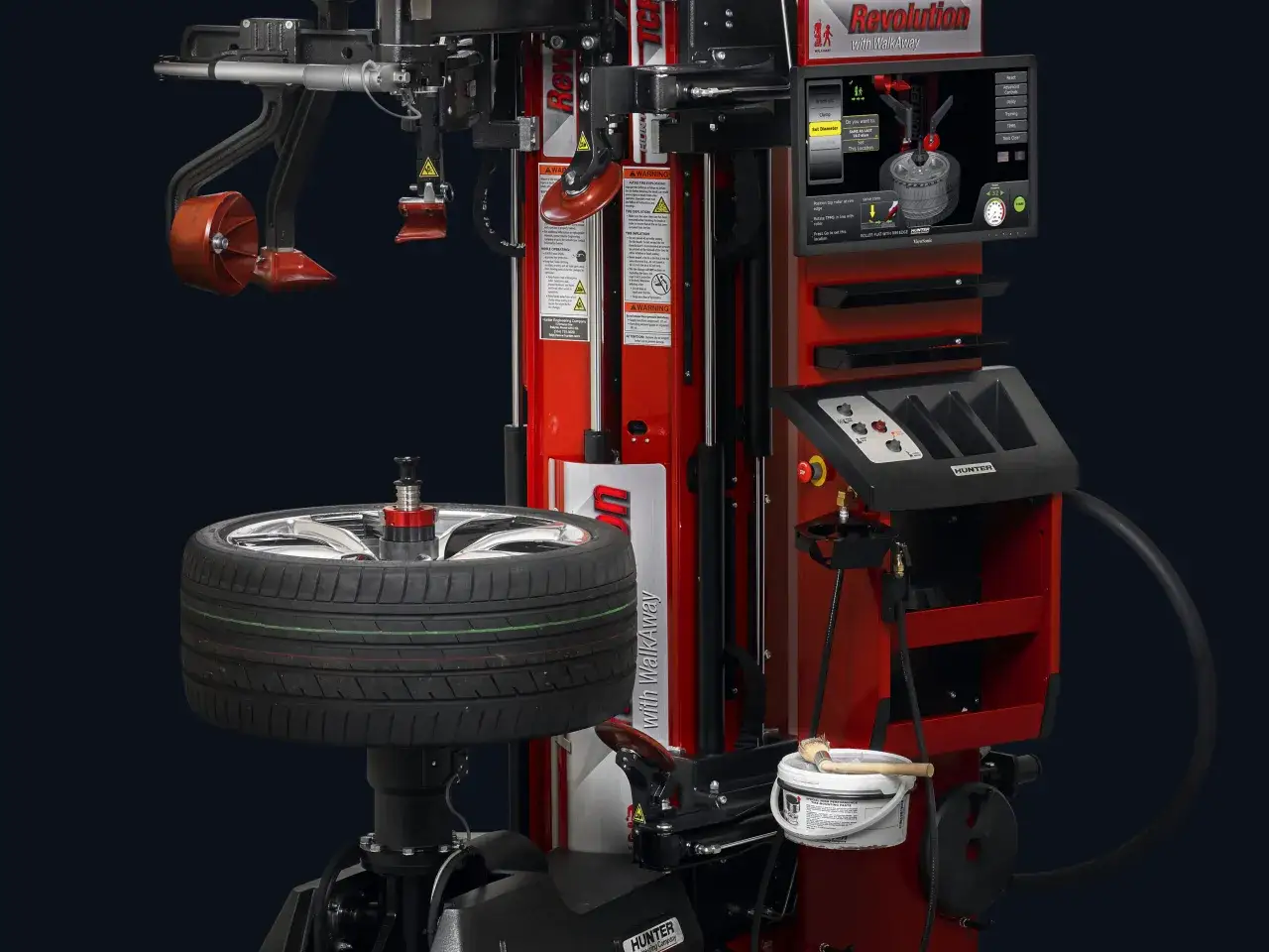 Profesjonalna wyważarka do kół z alufelgami. Dowiedz się, ile kosztuje wymiana opon na alufelgi i jakie są jej zalety.