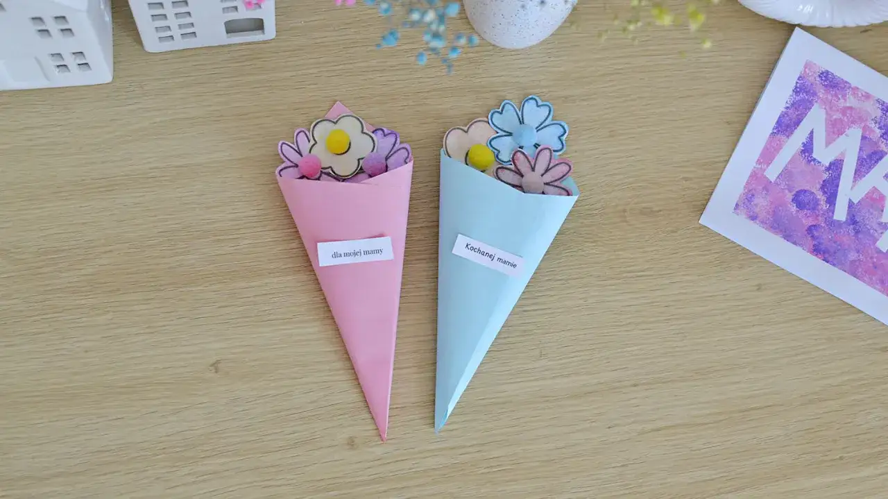 Urocze prezenty na Dzień Mamy DIY: papierowe bukieciki z kwiatkami i pomponikami.